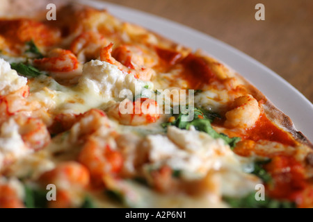 zugeschnittenes Bild einer frisch zubereiteten Pizza Stockfoto