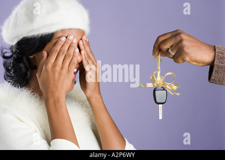 Mann überraschend Frau mit Geschenk Stockfoto