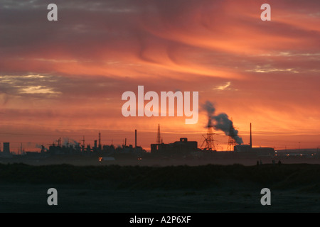 Einen feurigen Sonnenuntergang über der Industrielandschaft von Teesside, Nordostküste von England UK Stockfoto