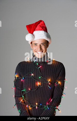 Mann gefesselt in Weihnachtsbeleuchtung Stockfoto