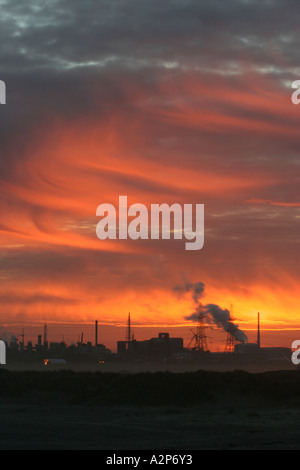 Einen feurigen Sonnenuntergang über der Industrielandschaft von Teesside, Nordostküste von England UK Stockfoto