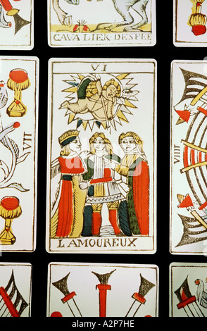 Eine Reihe von Tarot-Karten mit der Liebhaber in der zentralen Position gelegt Stockfoto