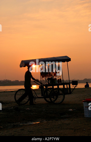 Laos-Vientiane Sonnenuntergang am Mekong River Tintenfisch Verkäufer drängen stall Stockfoto