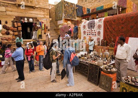 Indien Rajasthan Jaisalmer Touristen in Souvenir-Shops innerhalb der Festung Tor Stockfoto