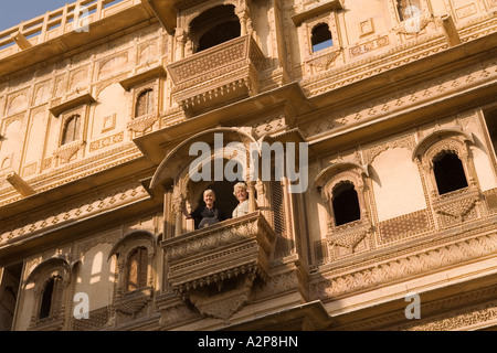 Indien Rajasthan Jaisalmer ältere Frauen Architekturtouristen im Fenster des Patwon Ki Haveli Stockfoto