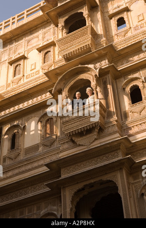 Indien Rajasthan Jaisalmer ältere Frauen Architekturtouristen im Fenster des Patwon Ki Haveli Stockfoto