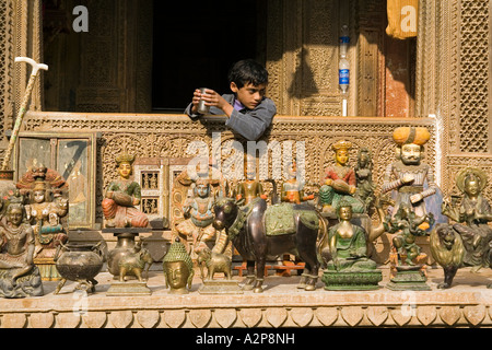 Indien Rajasthan Jaisalmer junge im Souvenir-Stall unter Windows Patwon Ki Haveli Stockfoto