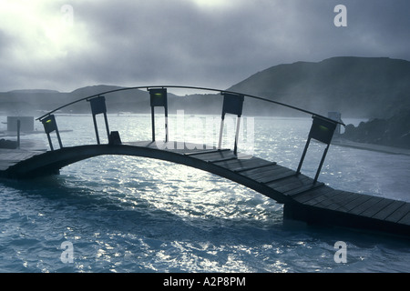 Holzbrücke über Blue Lagoon Island, Reykjanes Stockfoto