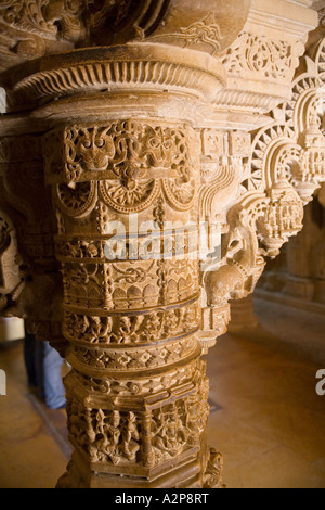 Indien Rajasthan Jaisalmer Fort Jain-Tempel innen geschnitzten Säulen detail Stockfoto