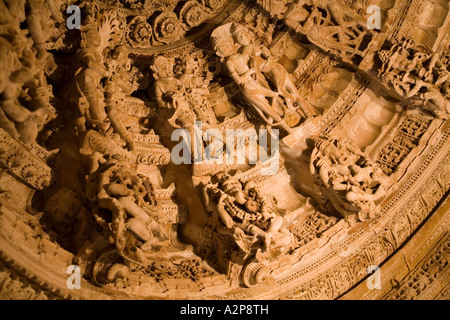 Indien Rajasthan Jaisalmer Fort Jain-Tempel Innendecke figurative geschnitzten Details Stockfoto