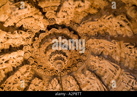 Indien Rajasthan Jaisalmer Fort Jain-Tempel Innendecke figurative geschnitzten Details Stockfoto