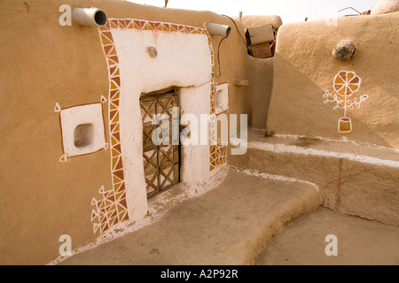 Indien Rajasthan Wüste Thar Dorfarchitektur dekoriert Schlamm gerendert Haus Tür Stockfoto