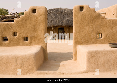 Indien Rajasthan Wüste Thar Dorfarchitektur dekoriert Schlamm gerendert zusammengesetzte Hauseingang Stockfoto