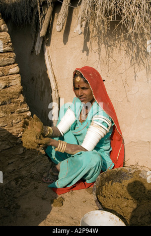 Indien Rajasthan Wüste Thar abgelegenen Dorf Dorf Frau im Sari Reparatur Dung Rendern von hand Stockfoto