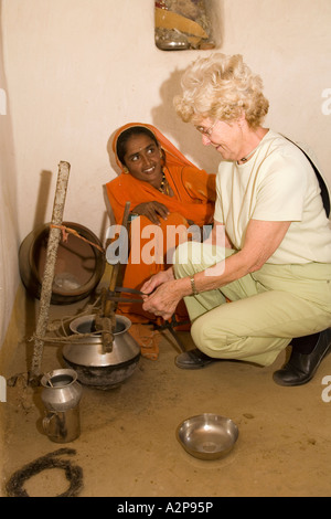 Indien Rajasthan Wüste Thar abgelegenen Dorf ältere Frau Tourist mit Schneebesen in lokale Küche Stockfoto
