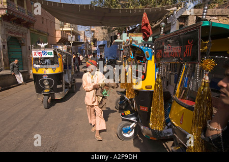 Indien Rajasthan Jodhpur Stadt-Greis vorbeigehen dekorierten Auto-Rikschas Stockfoto