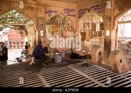 Indien Rajasthan Jodhpur alte Stadt ältere Besucher aus dem Westen in gut abgedeckt Stockfoto