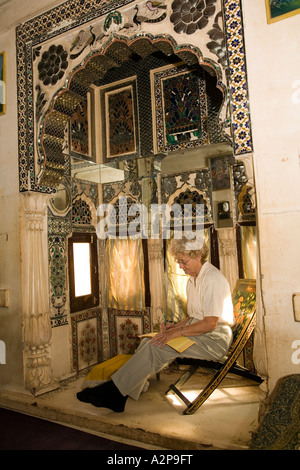 Indien Rajasthan Jodhpur alte Stadt Singhvis Haveli ältere westliche Frau sitzen in Shisha-Raum Stockfoto