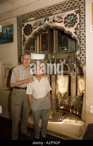 Indien Rajasthan Jodhpur Altstadt Singhvis Haveli älteren westlichen paar in traditionelle Shisha Zimmer Stockfoto