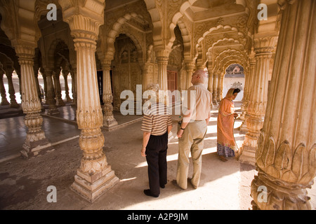 Indien Rajasthan Jodhpur ältere westliche Touristen in Maha Mandir des großen Tempels Stockfoto