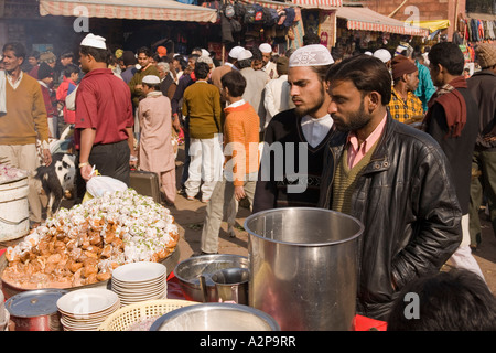 Indien-Delhi Alt Delhi Jamia Masjid Eid al Adha Festivalmarkt moslemische Männer am Imbissstand Stockfoto