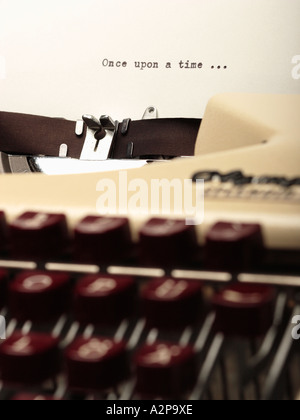 Detail der Schreibmaschine und Stück Papier mit dem Schreiben von Once Upon A Time selektiven Fokus Stockfoto