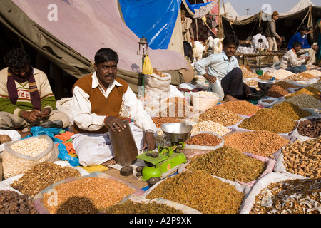 Indien-Delhi Alt Delhi Jamia Masjid Eid al Adha Festival Mann an Trockenfrüchten und Mutter stall Stockfoto