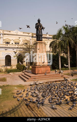Indien Delhi Altstädter Rathaus Tauben füttern vor der statue Stockfoto