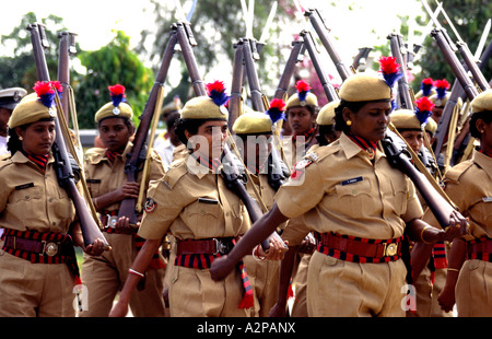 India South Andaman Island Port Blair Republik Day Parade marschieren Polizistinnen tragen Bolt Action Gewehre Stockfoto