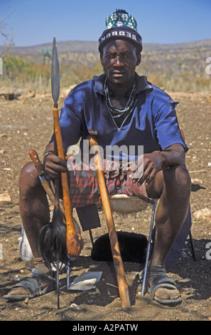 Himba-Mann in untypischen Kleidung, Namibia, Kunene, Kaokoland Stockfoto