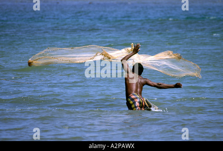 Indien South Andaman Island Küste Fischen Fischer mit kreisförmigen net Stockfoto