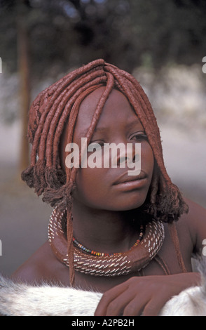 Himba, Mädchen mit typischen Kopfschmuck und Dekoration (drumherum) am Hals, Namibia, Kunene; Kaokoland Stockfoto
