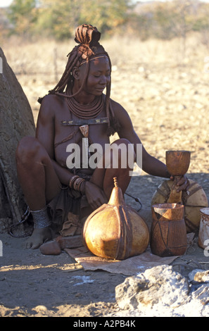 Himba Frau vor ihrer Hütte (Ondjuwo), Namibia, Kunene, Kaokoland Stockfoto