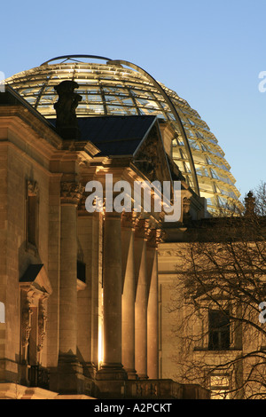 Reichstagsgebäude mit Glaskuppel hinter Säulen der Lautsprecher des Parlaments Palast, Deutschland, Berlin Stockfoto