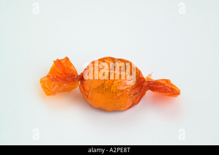 Orangefarbene Runde Zellophan verpackt Schokolade süß Stockfoto