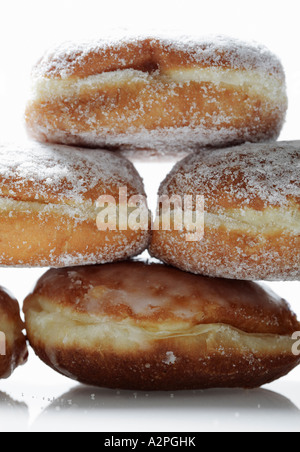 Gestapelte Krapfen auf weißem Hintergrund, high-Key Beleuchtung Stockfoto