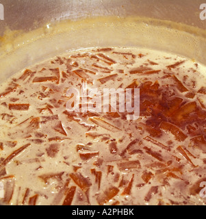 Marmelade kochen in eine konservierende Pfanne hausgemachte Marmelade, produziert in einer konservierenden Pfanne Stockfoto