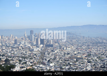die Innenstadt von Skyline von San Francisco und Oakland Bridge von Twin Peaks Oktober 2006 Stockfoto