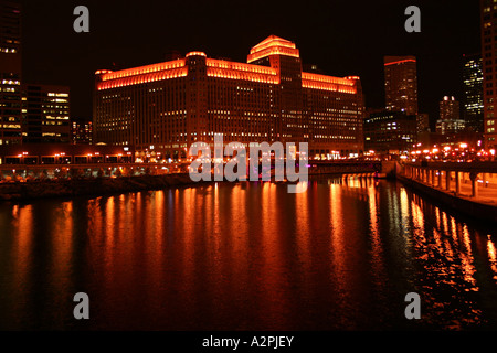 Merchandise Mart Chicago in Chicago River spiegelt sich in der Nacht Oktober 2006 Stockfoto