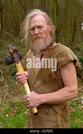 Urmenschen Professional Steinzeit Reenactor mit Feuerstein Axt besteht er bei The Museum of Welsh Leben St Fagans Cardiff Wales UK Stockfoto