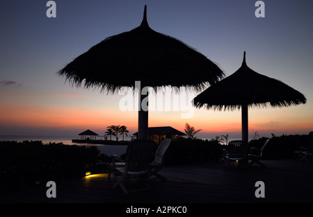 Tropischer Strandresort auf den Malediven Stockfoto