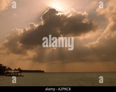 Dramatischer Himmel über einem tropischen Resort auf den Malediven Stockfoto