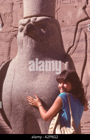 Ägypten Nil Touristen außerhalb der Tempel von Esna gewidmet Chnum den Gott, der Mensch und Tier geschaffen Stockfoto