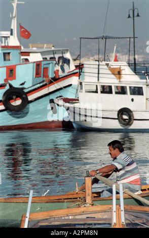 Traditionelle hölzerne Fischerboote im Hafen, Buyukada, Prinzeninseln, Meer von Marmaris, Türkei Stockfoto