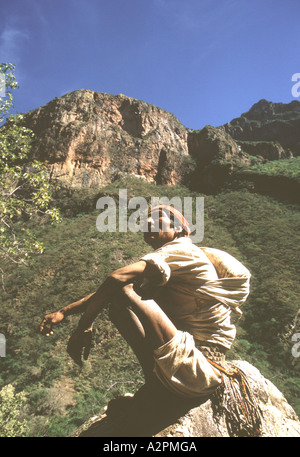 Mexiko. Sierra Tarahumara. In dem hohen Canyon Land nimmt ein Ziegenhirte Tarahumara eine Auszeit Stockfoto