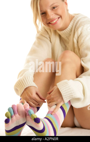 Junge Frau trägt Socken Stockfoto