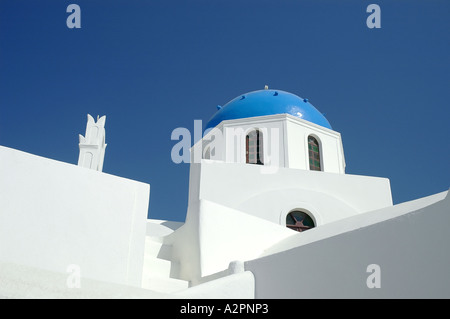 Niedrigen Winkel Blick auf blaue Kuppelkirche in Oia, Santorini griechische Inseln Griechenland Stockfoto