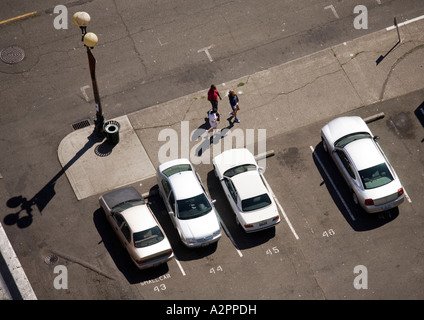 Luftaufnahme des Menschen gehen auf der Straße neben geparkten Autos Seattle USA Stockfoto