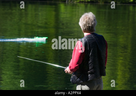 Mann, steuernde Bewegung des Boot-Modell laufen auf dem Wasser mit Funk-Fernbedienung. Stockfoto