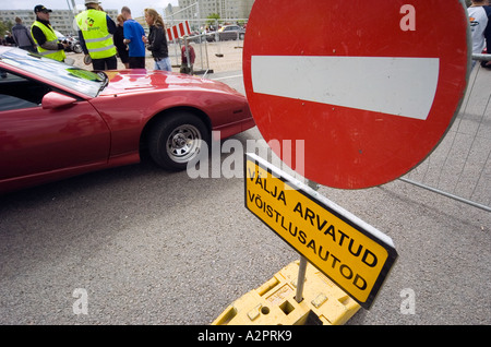 Kein Eintrag-Straßenschild mit Auto angehalten vor. Stockfoto